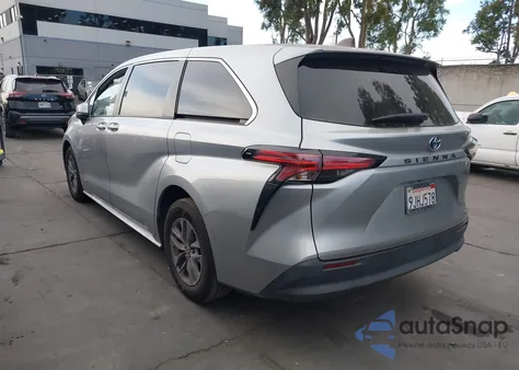 2021 Toyota Sienna Le z USA, uszkodzony, nr VIN 5TDKRKEC1MS043892